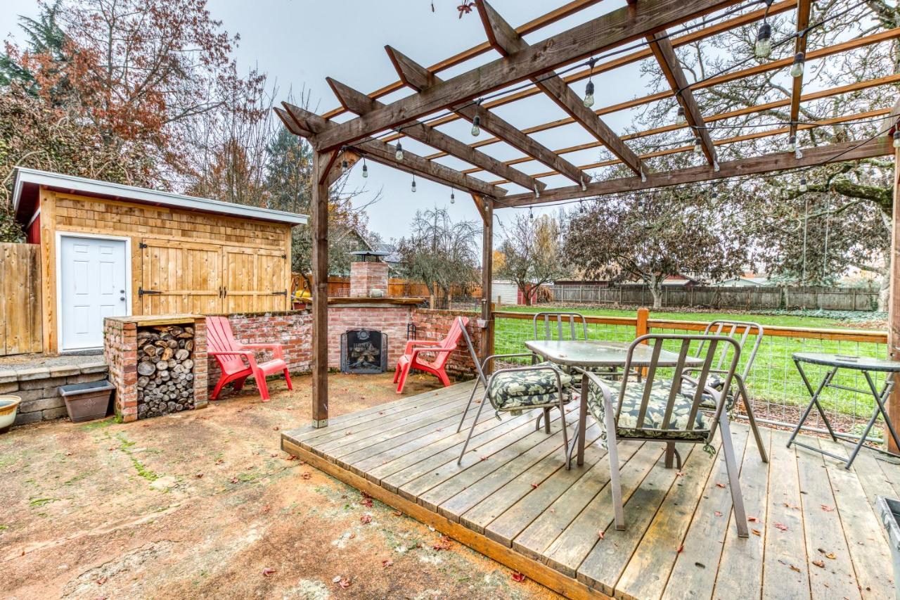 Cozy Coleman St. Cottage Bethel Exterior foto